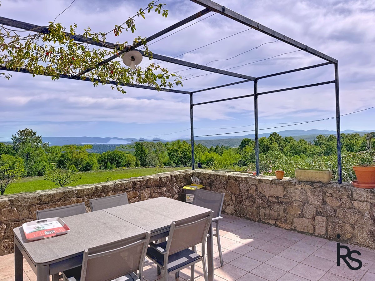 Avec une vue panoramique, une maison en pierre de 190 m2 habitables et un terrain de 2833 m2 — photo 3