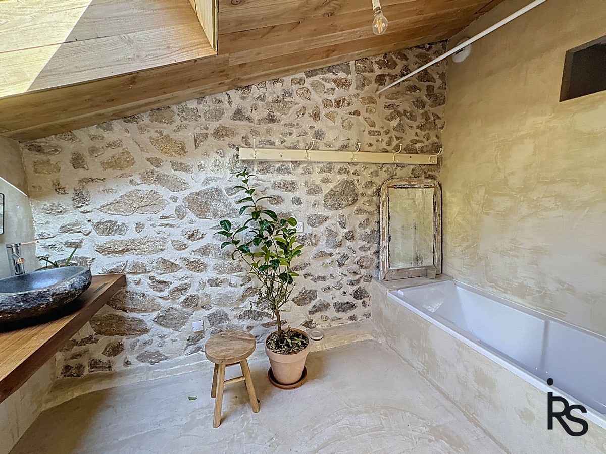 une maison ardéchoise rénovée de 261 m2 habitables, avec 4600 m2 de jardin en terrasses. — photo 11