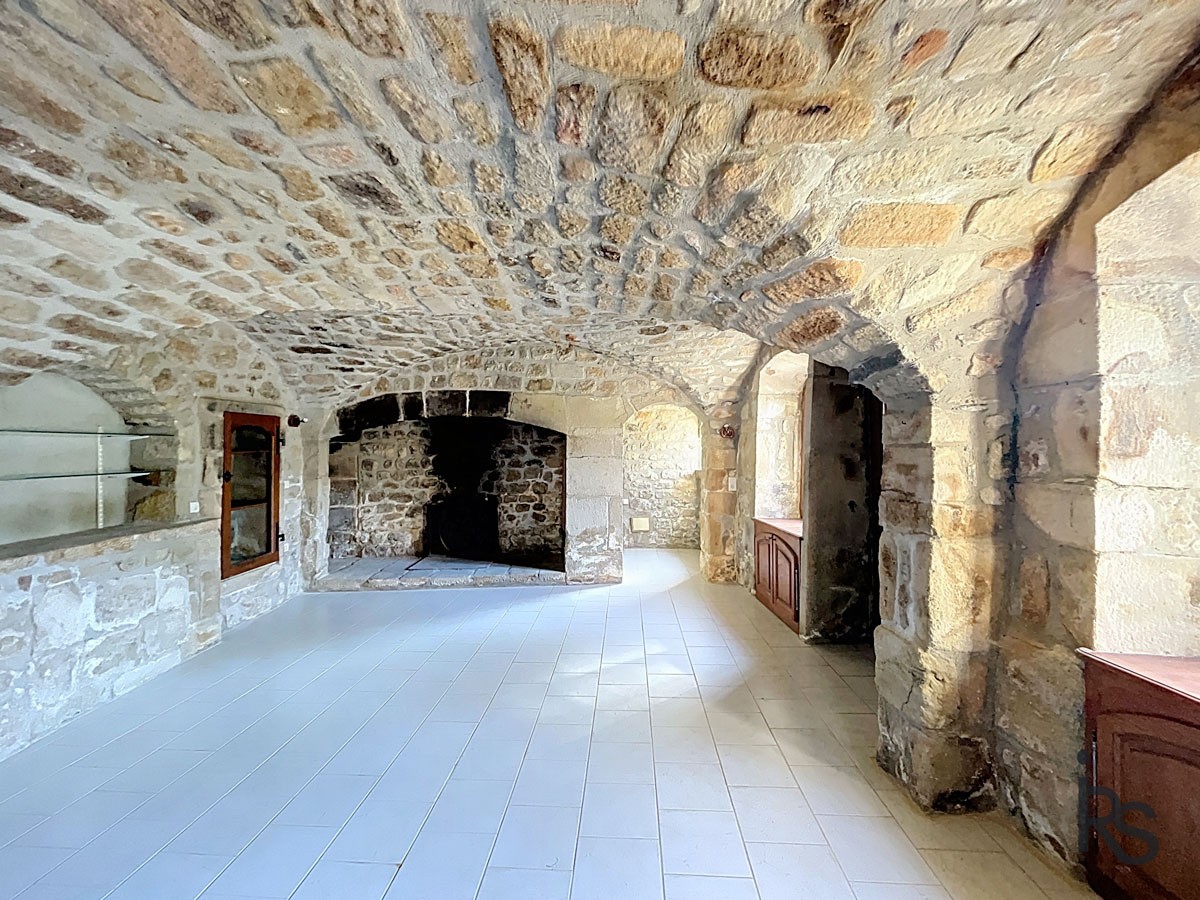 Une maison de caractère de 1803 avec 191 m2 habitables et dépendances, 3,2 ha de terrain et une belle vue. — photo 17