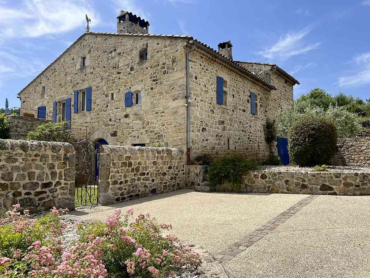 Un exceptionnel mas rénové de 196 m2 avec 1,6 ha de terrain et une piscine avec pool house. — photo 4