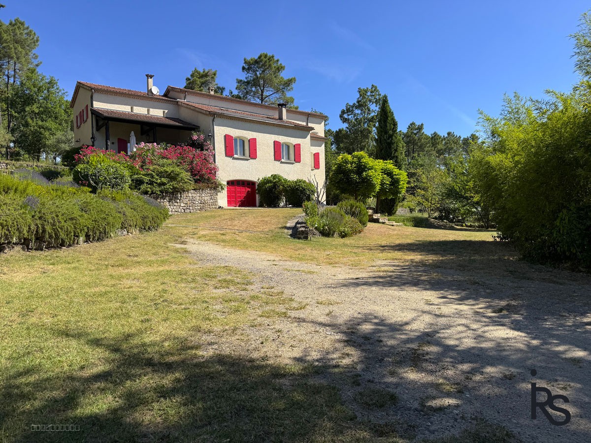 Une spacieuse villa de 267 m2 avec 5586 m2 de jardin et une piscine chauffée. — photo 2