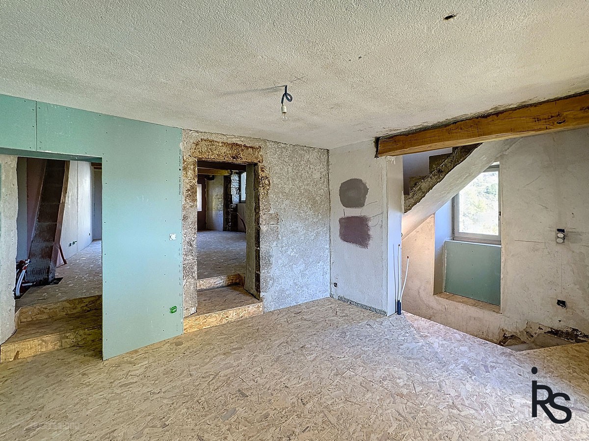 Une maison de hameau en pierre de 124 m2 habitables, à finir de rénover avec 2652 m2 de terrain. — photo 6