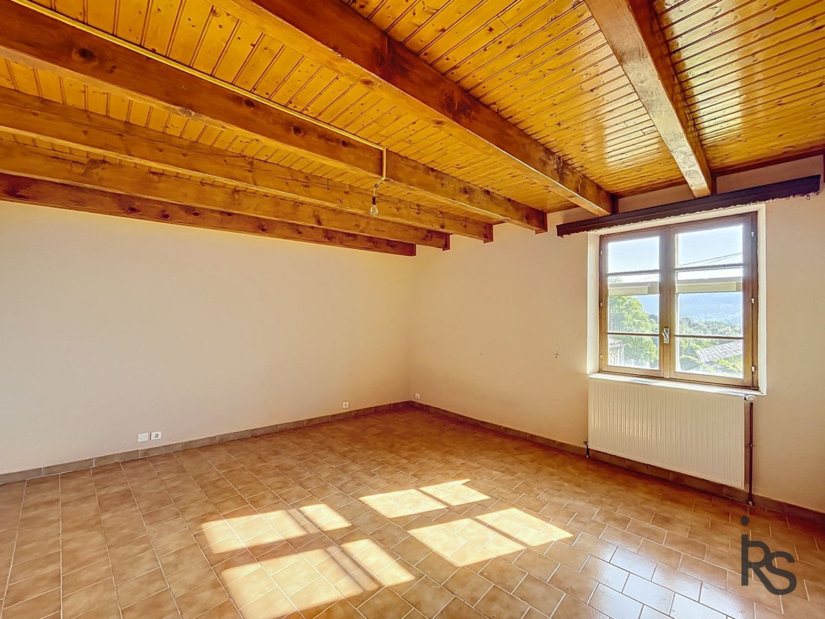 Une maison de caractère de 1803 avec 191 m2 habitables et dépendances, 3,2 ha de terrain et une belle vue. — photo 13