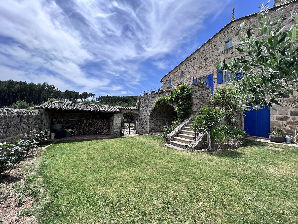 Un exceptionnel mas rénové de 196 m2 avec 1,6 ha de terrain et une piscine avec pool house. — photo 6