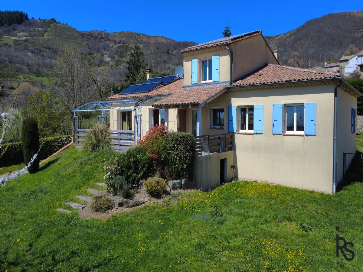 Une villa de 144 m2 habitables avec terrasse et 1138 m2 de jardin avec une belle vue sur les montagnes. — photo 3