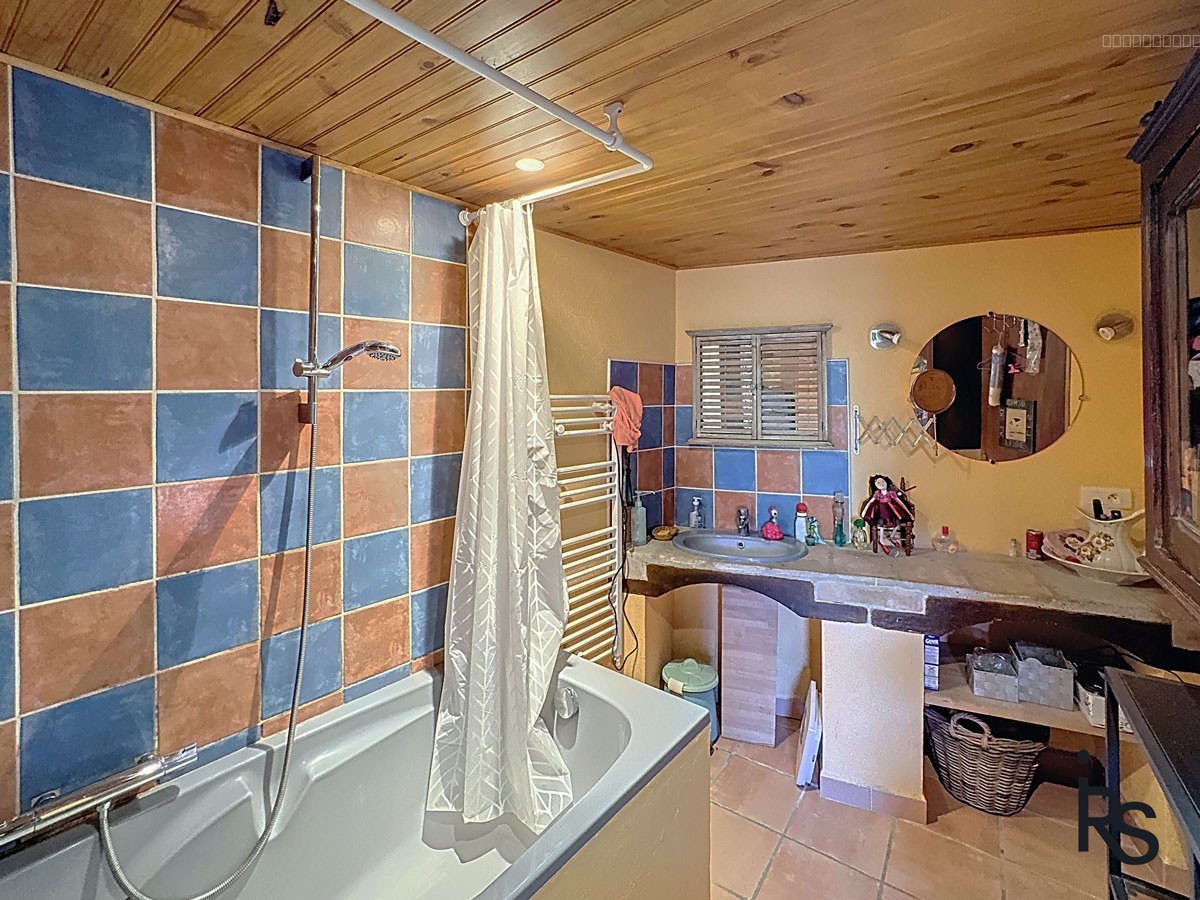 Une charmante maison en pierre sur 4 niveaux de 78 m2 avec de grandes terrasses et 267 m2 de terrain. — photo 11
