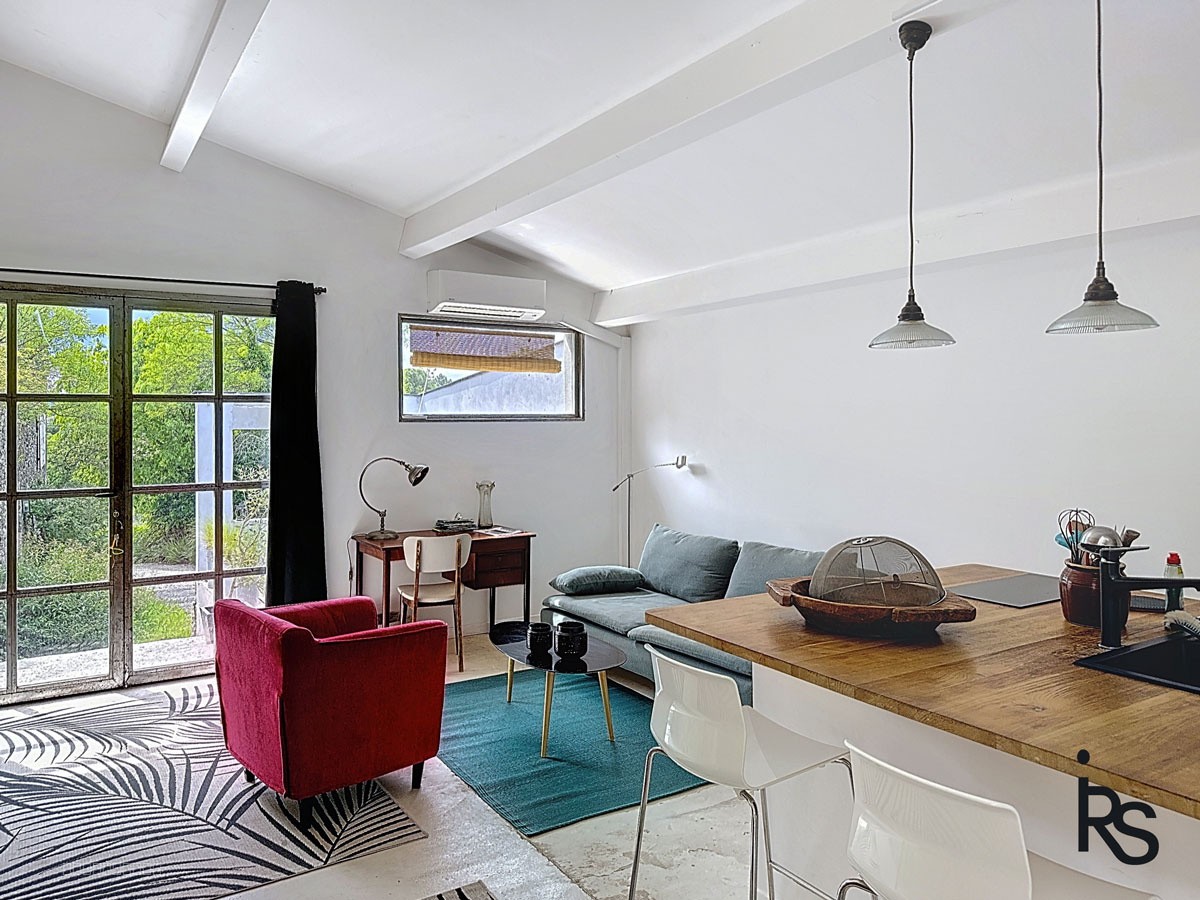 Propriété de charme de 345,80 m2 : mas ardéchois avec 2 dépendances aménagées, 4000 m2 de jardin et piscine. — photo 8