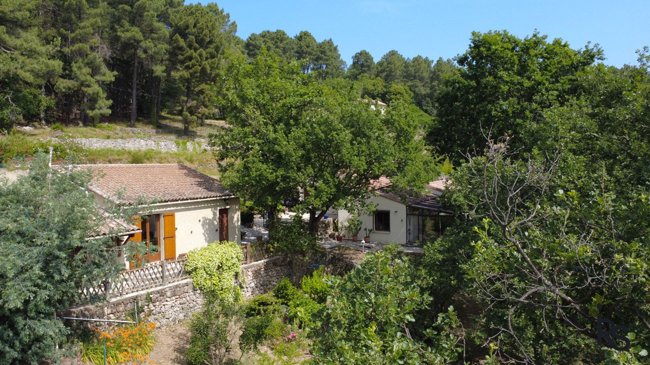 Un ensemble de deux maisons de 149 m2 et 34 m2 avec 4995 m2 de jardin au calme, avec une belle vue dégagée. — photo 10