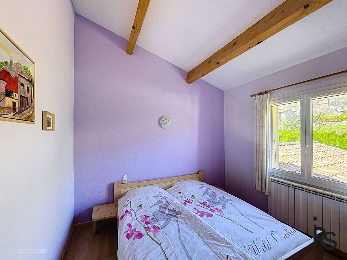 Une villa de 144 m2 habitables avec terrasse et 1138 m2 de jardin avec une belle vue sur les montagnes. — photo 12