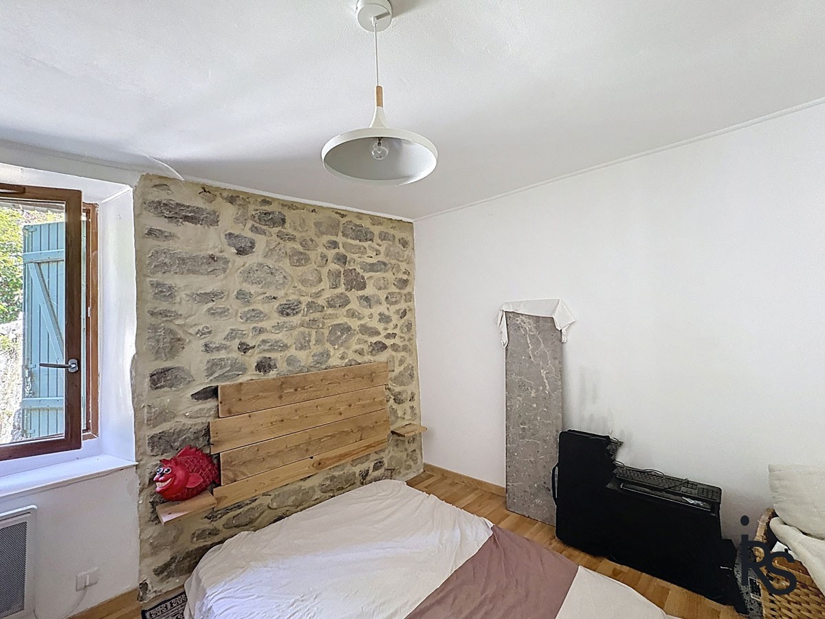 Maison de village avec un gîte, une petite cour et deux terrasses — photo 8