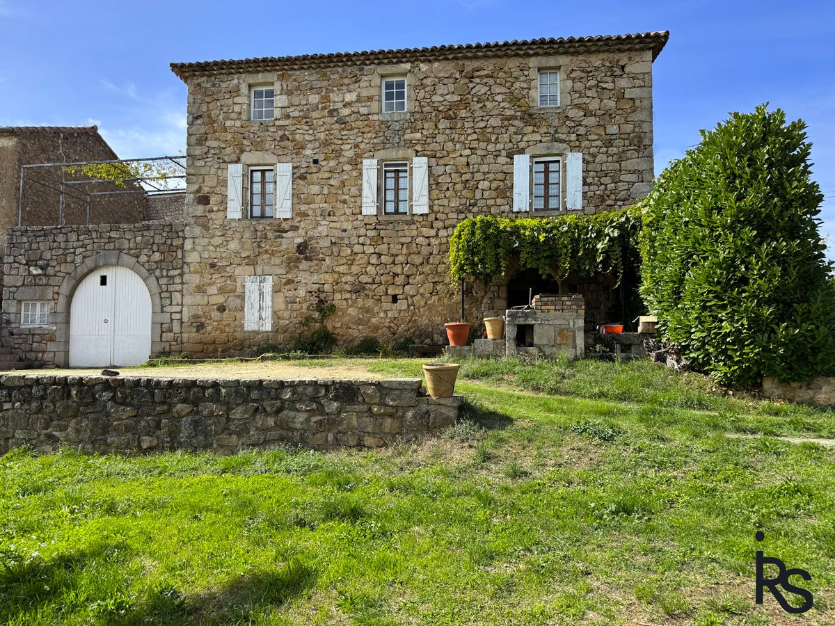 Avec une vue panoramique, une maison en pierre de 190 m2 habitables et un terrain de 2833 m2 — photo 2