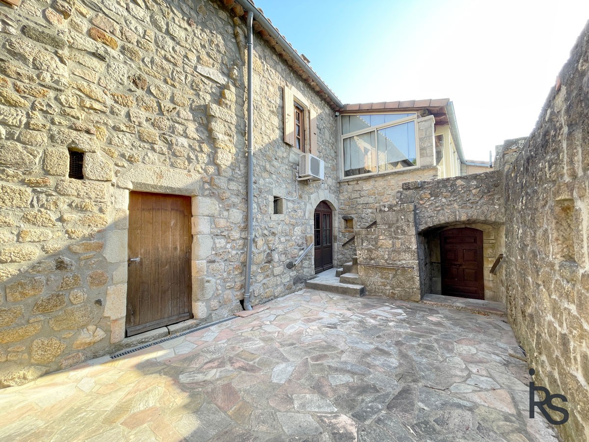 Une maison de caractère de 1803 avec 191 m2 habitables et dépendances, 3,2 ha de terrain et une belle vue. — photo 5
