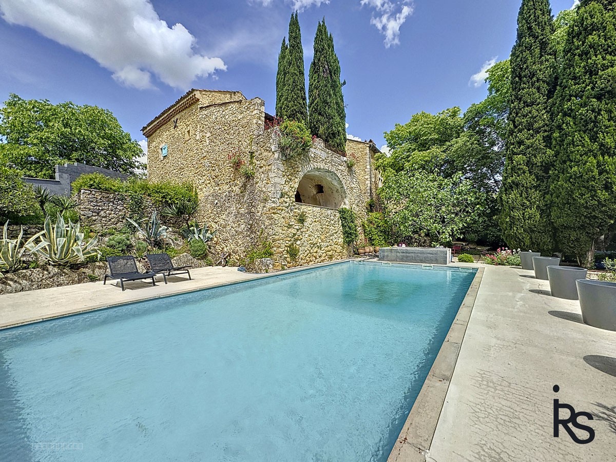 Propriété de charme de 345,80 m2 : mas ardéchois avec 2 dépendances aménagées, 4000 m2 de jardin et piscine. — photo 2
