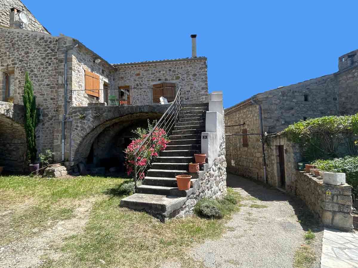 Dans un hameau typique, un ensemble immobilier de 3 maisons avec 8300 m2 de terrain et une vue splendide. — photo 2