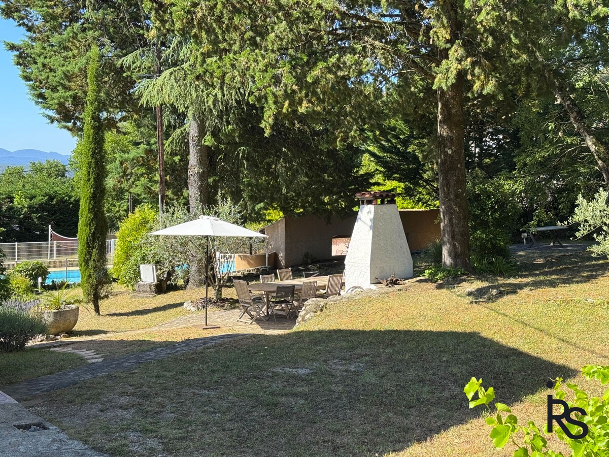 Une spacieuse villa de 267 m2 avec 5586 m2 de jardin et une piscine chauffée. — photo 3