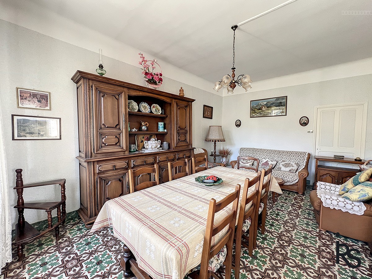 Une demeure rurale en 4 logements avec 6,34 ha de terrain et deux sources. — photo 9