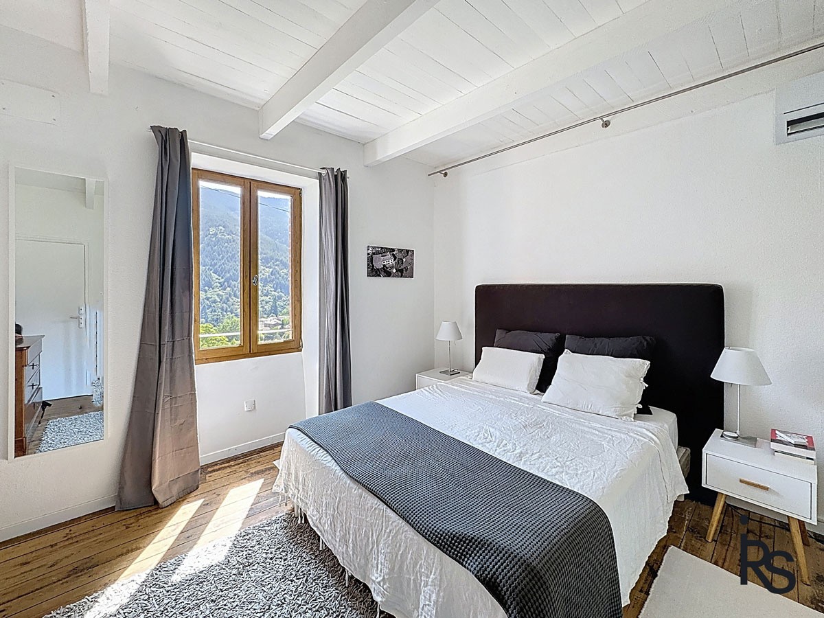 Maison de charme rénovée de 148 m2 habitables avec une vue splendide, un jardin paysagé et arboré de 2965 m2 — photo 9