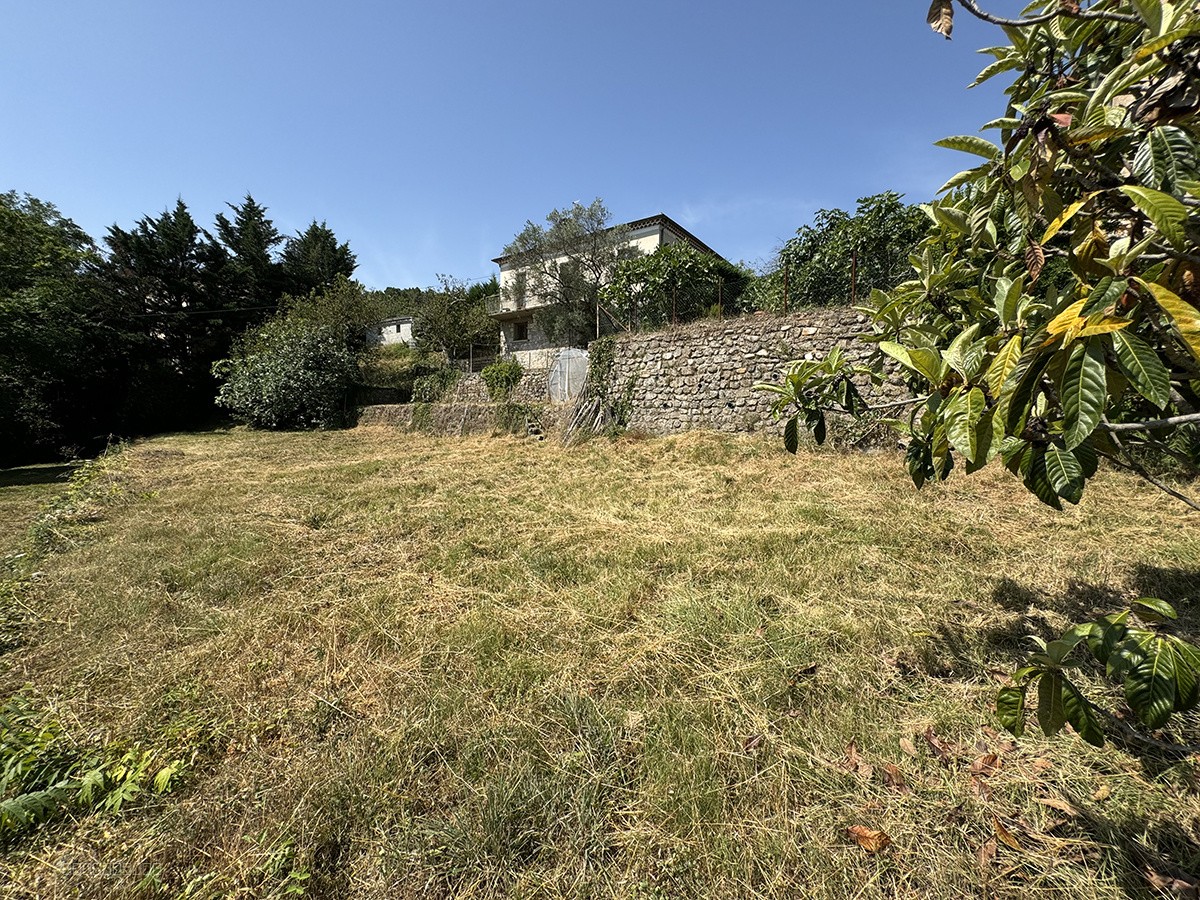 Villa de 1966 avec un terrain constructible de 1883 m2 et une vue dégagée. — photo 2