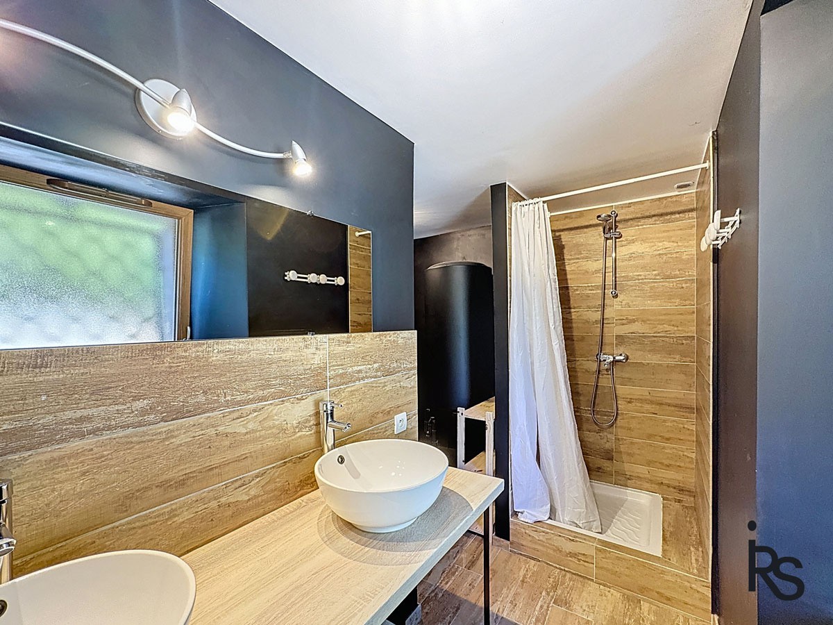 Maison de village avec un gîte, une petite cour et deux terrasses — photo 10