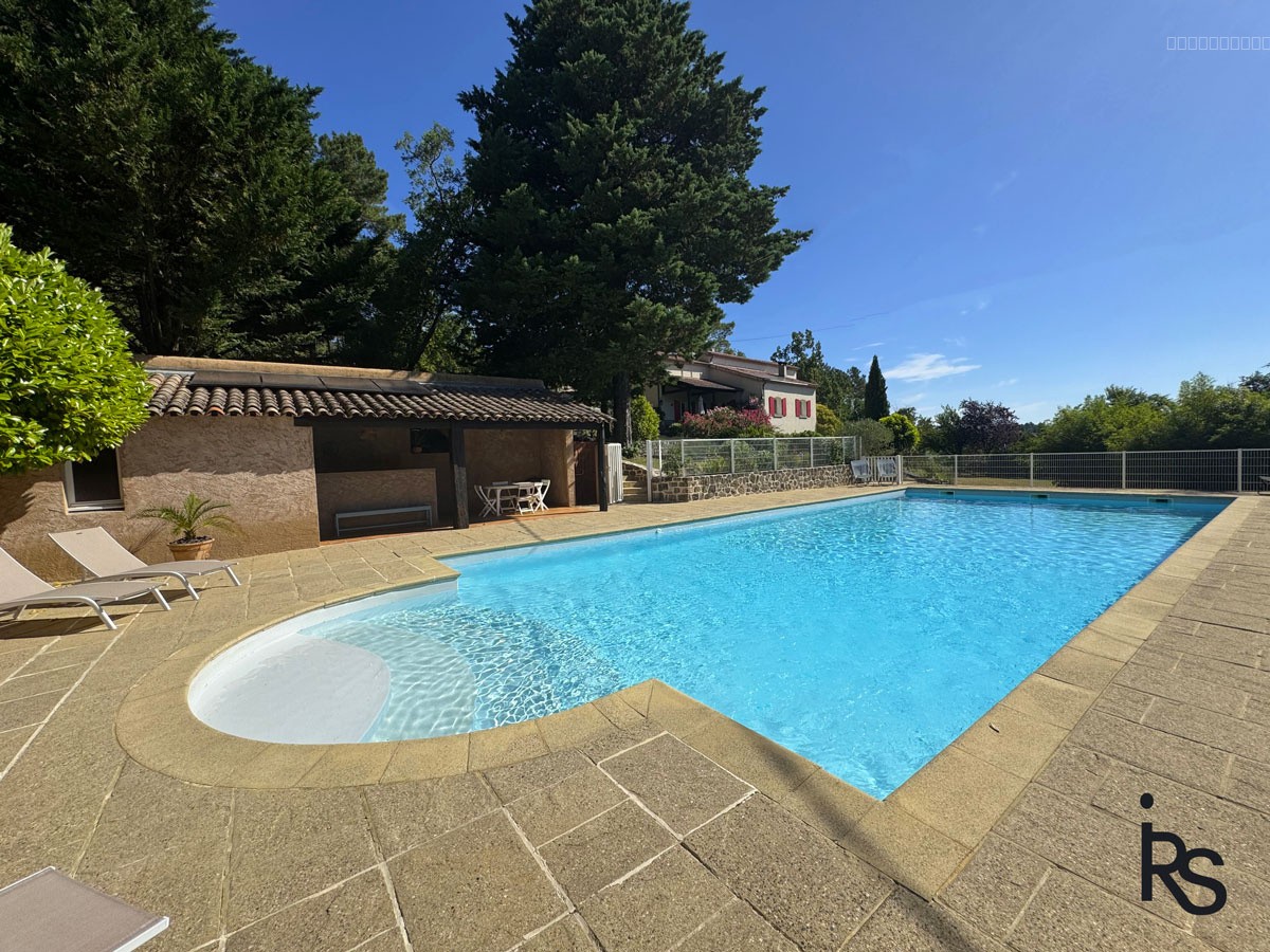 Une spacieuse villa de 267 m2 avec 5586 m2 de jardin et une piscine chauffée. — photo 5