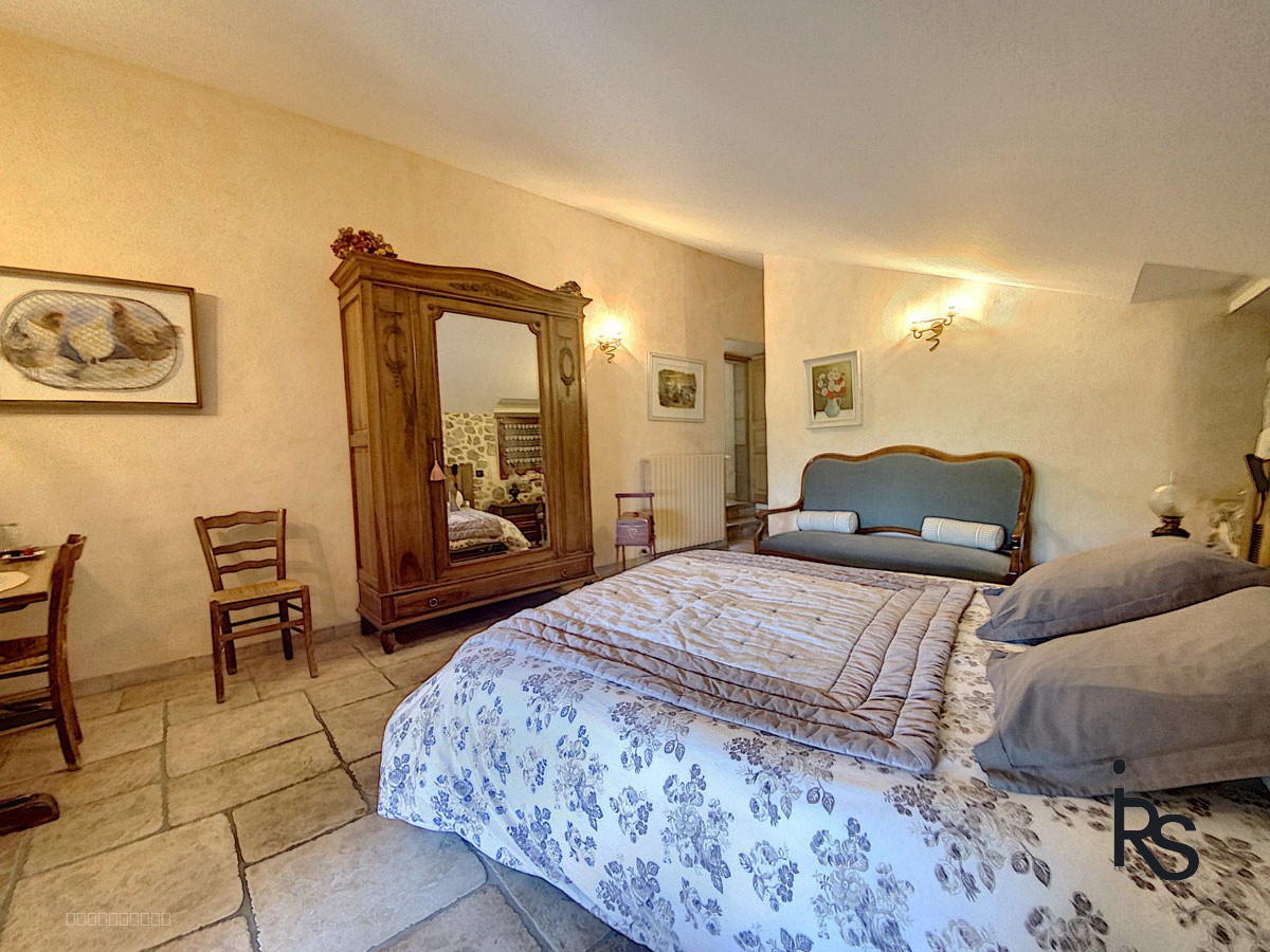 Demeure de caractère de 330m2 rénovés avec 6 chambres, 2,6 ha de terrain, piscine et vue dominante. — photo 8