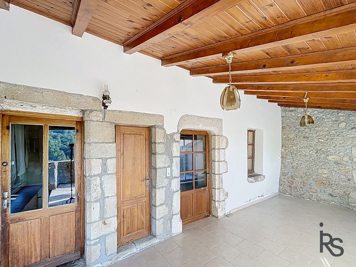 Une maison de caractère de 1803 avec 191 m2 habitables et dépendances, 3,2 ha de terrain et une belle vue. — photo 8