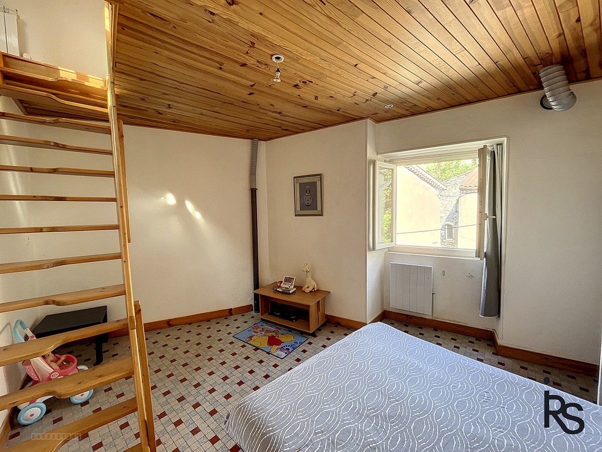 LARGENTIÈRE : une lumineuse maison de village en pierre de 78 m2 sur 3 niveaux avec balcon. — photo 10