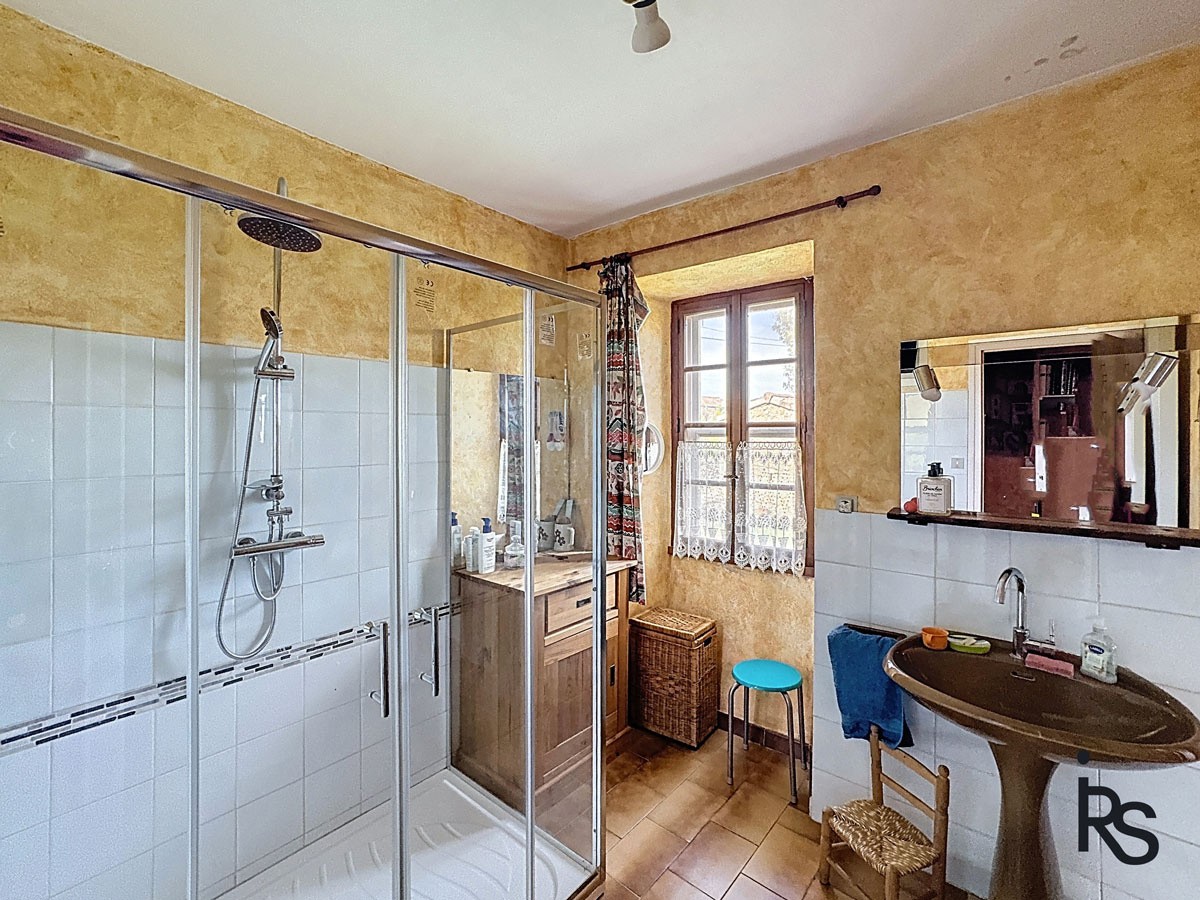 Avec une vue panoramique, une maison en pierre de 190 m2 habitables et un terrain de 2833 m2 — photo 9