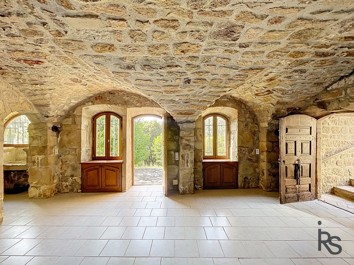 Une maison de caractère de 1803 avec 191 m2 habitables et dépendances, 3,2 ha de terrain et une belle vue. — photo 10