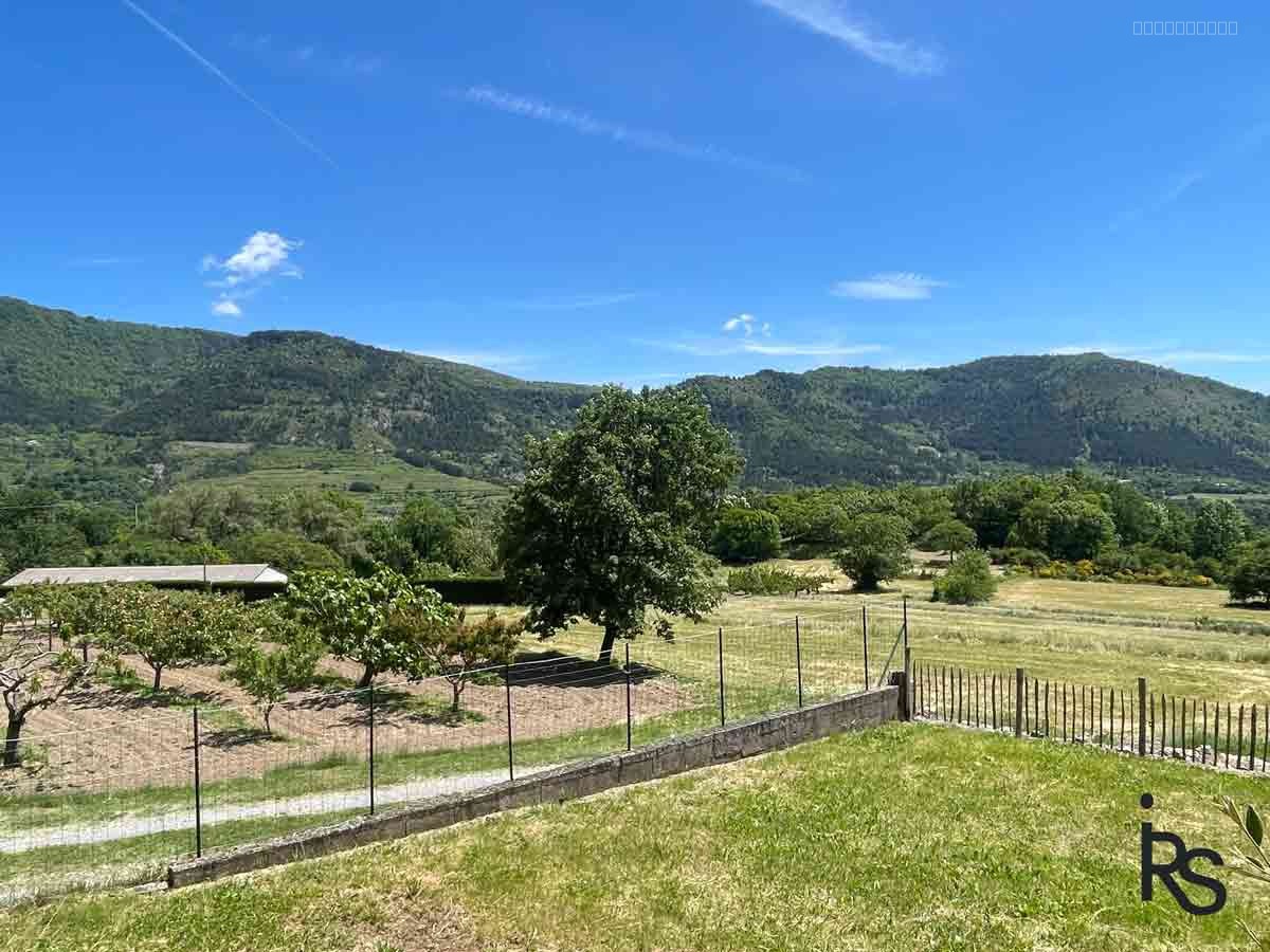 Une villa de 144 m2 habitables avec terrasse et 1138 m2 de jardin avec une belle vue sur les montagnes. — photo 15
