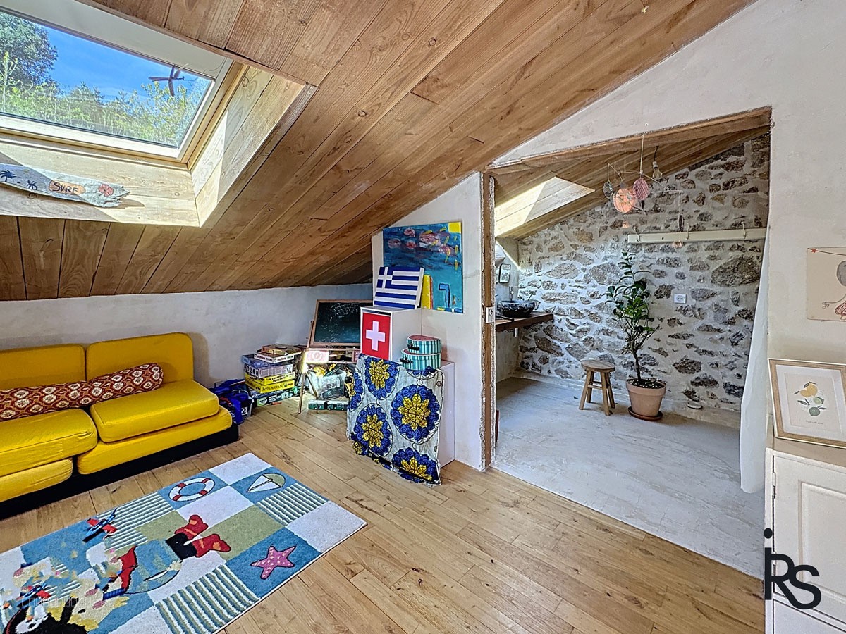 une maison ardéchoise rénovée de 261 m2 habitables, avec 4600 m2 de jardin en terrasses. — photo 10