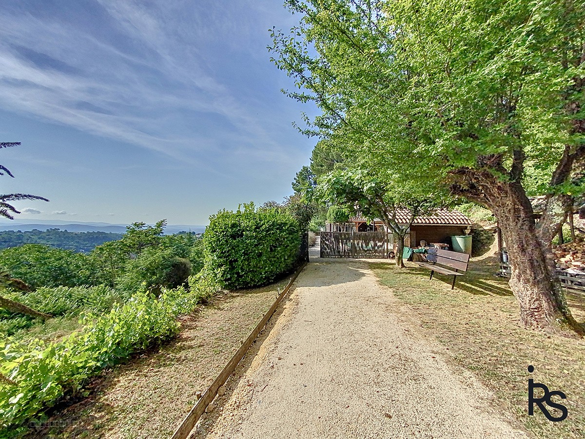 A 5 minutes d’un village avec tous les commerces, une maison de 106 m2 avec piscine et 965 m2 de terrain. — photo 2