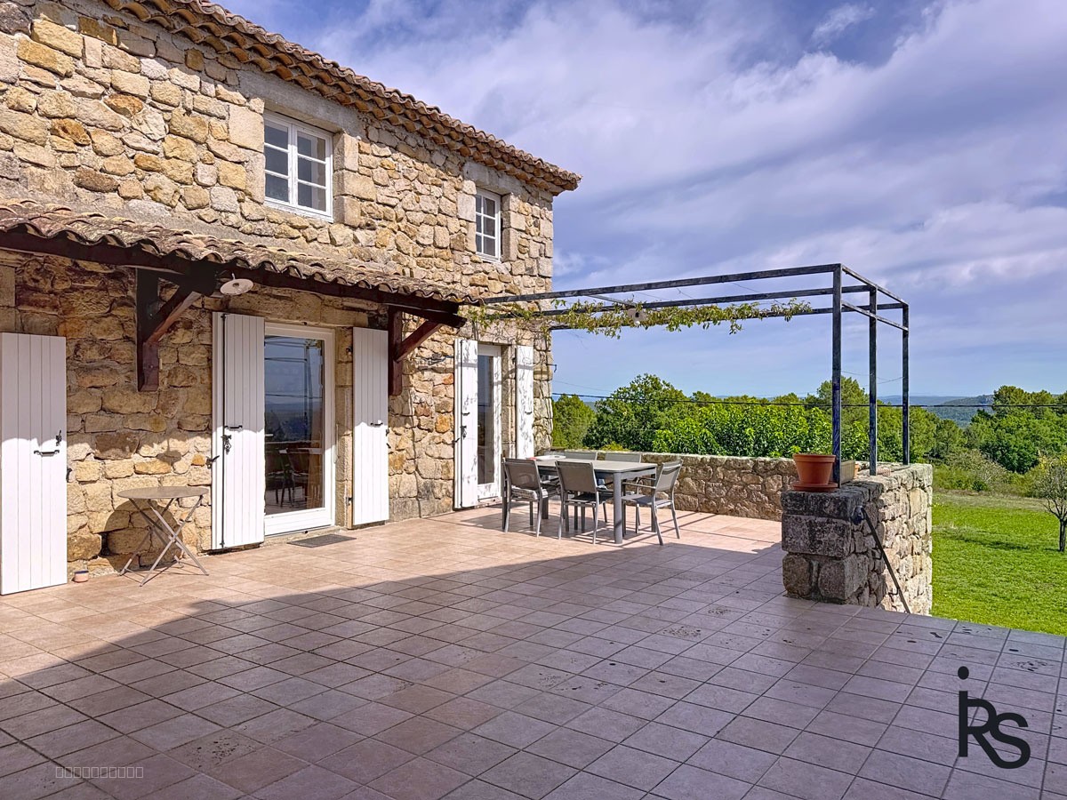 Avec une vue panoramique, une maison en pierre de 190 m2 habitables et un terrain de 2833 m2 — photo 4