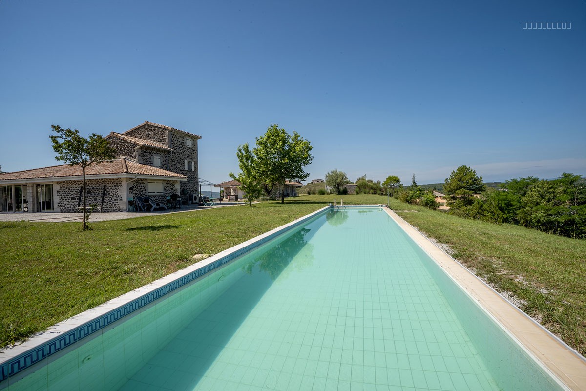 Deux maisons en pierre de 148 m2 et 104 m2, sur un terrain de 1,58 ha et une piscine avec vue panoramique. — photo 3