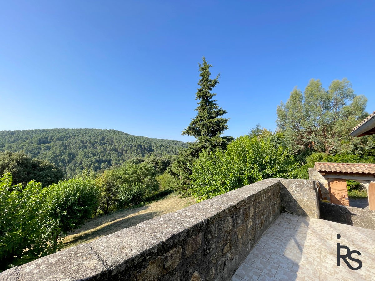 Une maison de caractère de 1803 avec 191 m2 habitables et dépendances, 3,2 ha de terrain et une belle vue. — photo 6