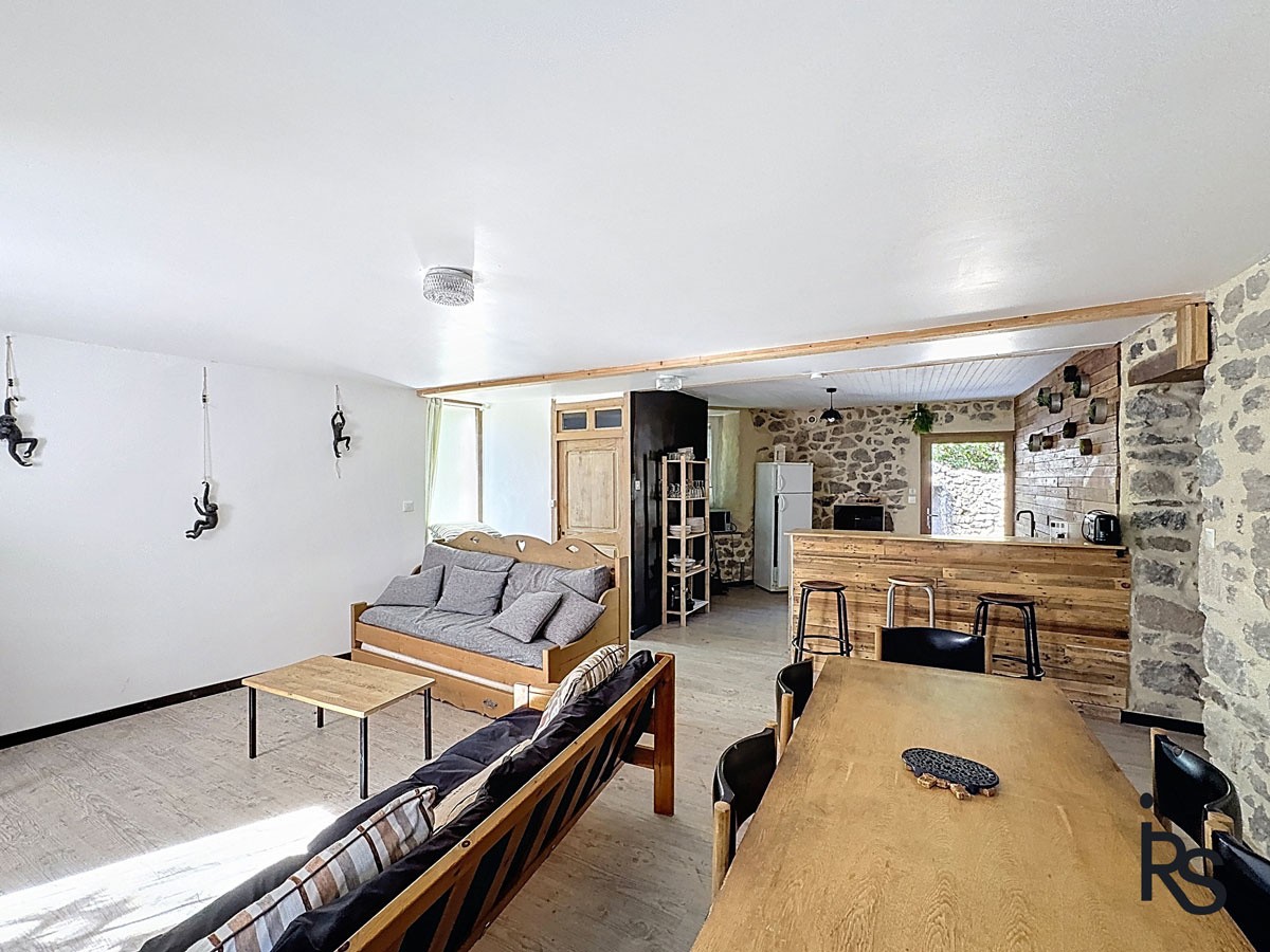 Maison de village avec un gîte, une petite cour et deux terrasses — photo 4