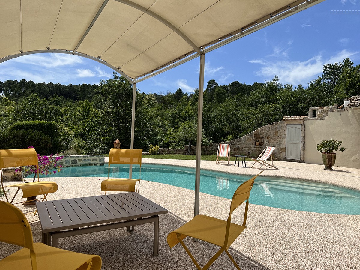 Un exceptionnel mas rénové de 196 m2 avec 1,6 ha de terrain et une piscine avec pool house. — photo 9