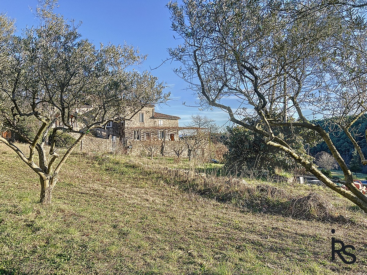 Une demeure rurale en 4 logements avec 6,34 ha de terrain et deux sources. — photo 2