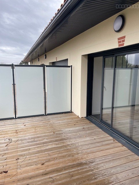 SAINT JEAN D'ILLAC APPARTEMENT DE STANDING AVEC TERRASSE — photo 3