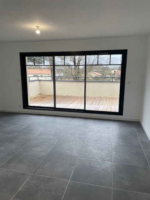 SAINT JEAN D'ILLAC APPARTEMENT DE STANDING AVEC TERRASSE — photo 2