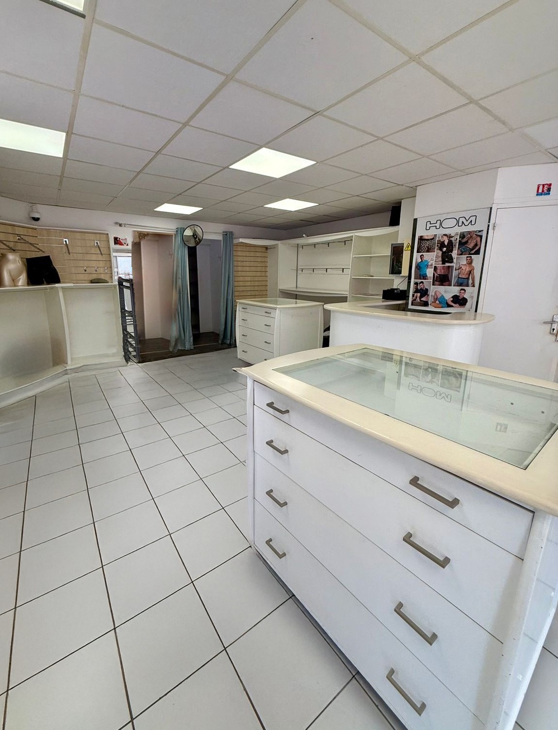 A LOUER LOCAL COMMERCIAL   HOWELL CENTER — photo 4