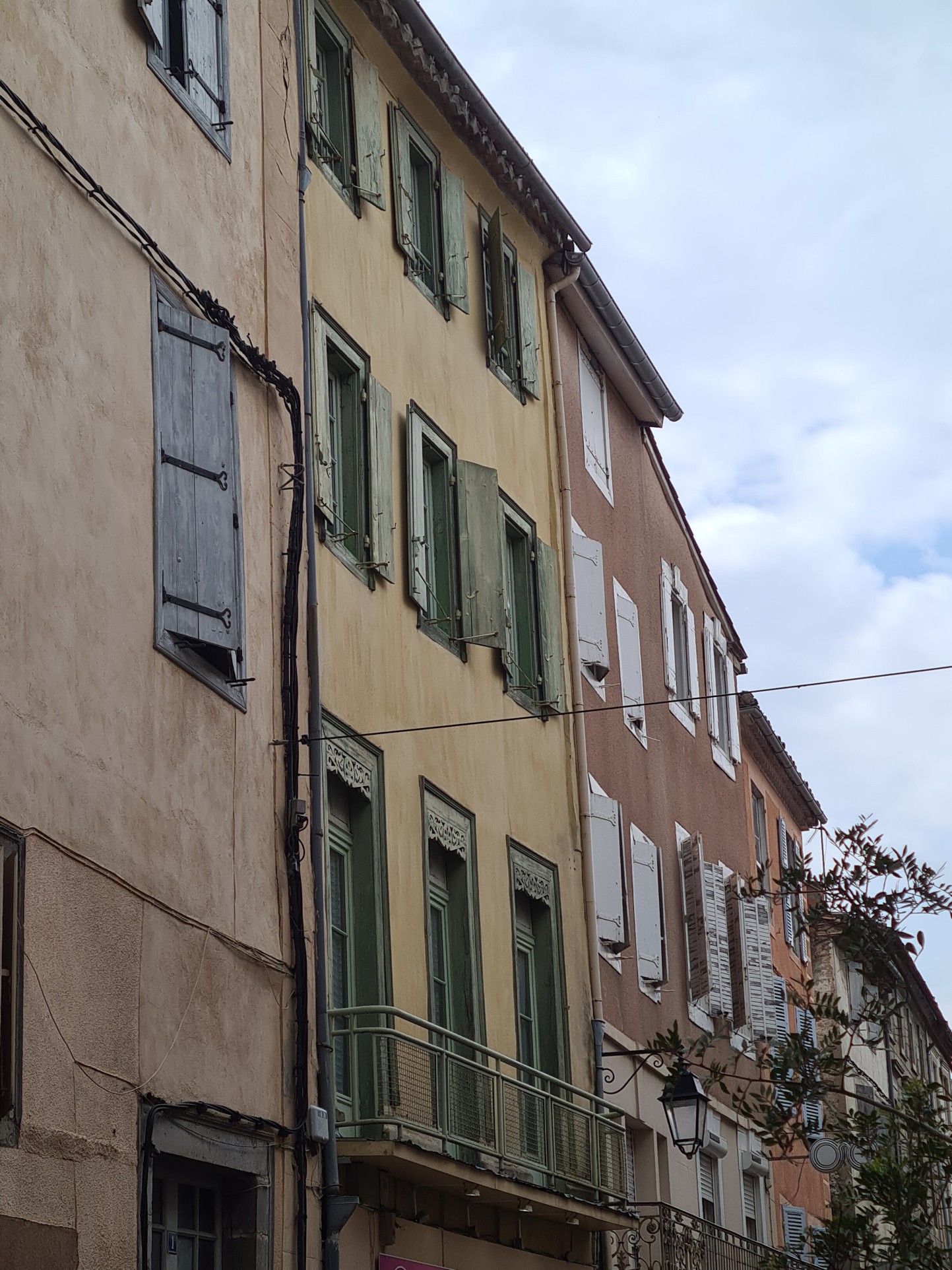 LIMOUX, immeuble de rapport, rénové, rue commerçante. — photo 4