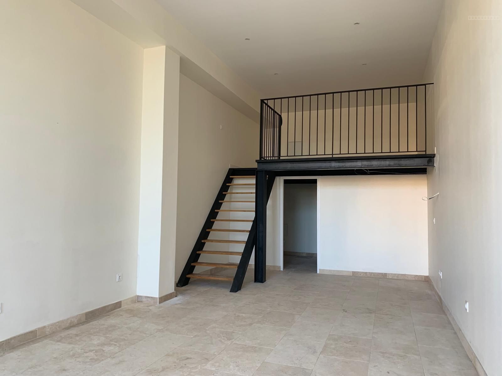 Local commercial de 44 m2 avec mezzanine — photo 3