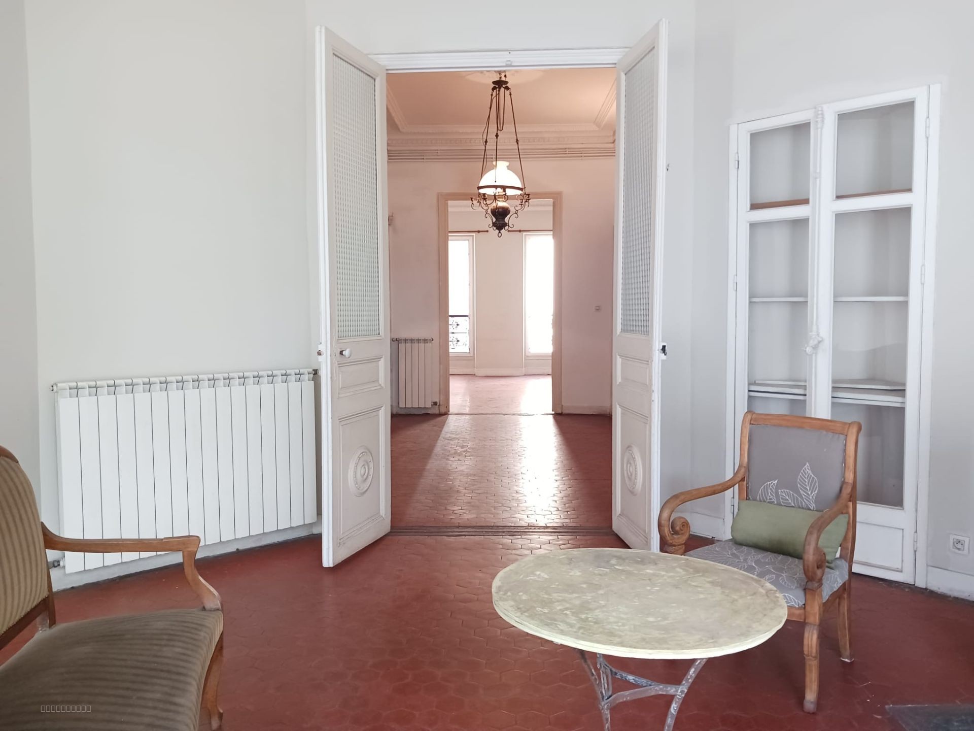 Appartement marseillais avec moulures, cheminées et balcon — photo 2