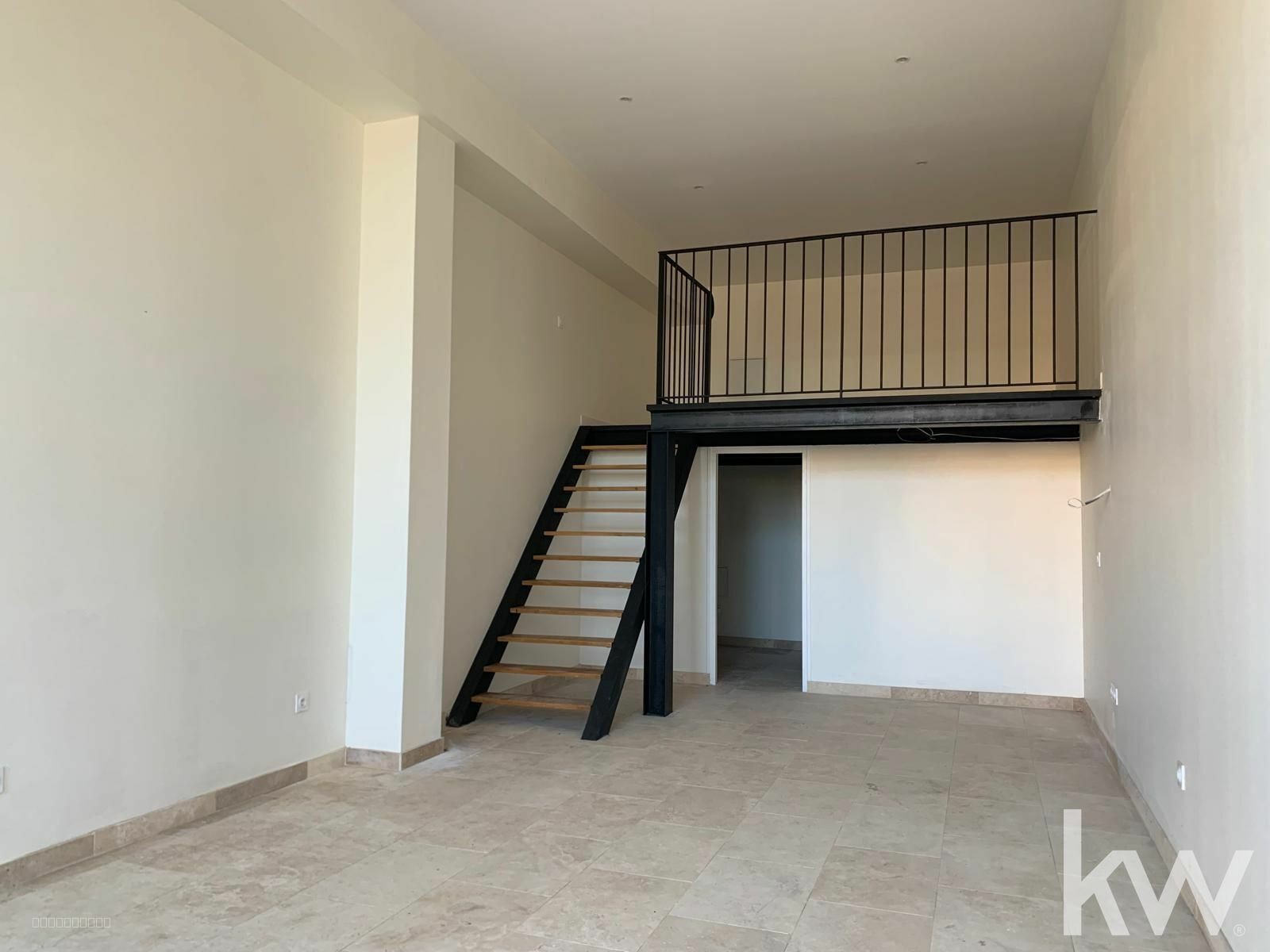 Local commercial de 44 m2 avec mezzanine — photo 4