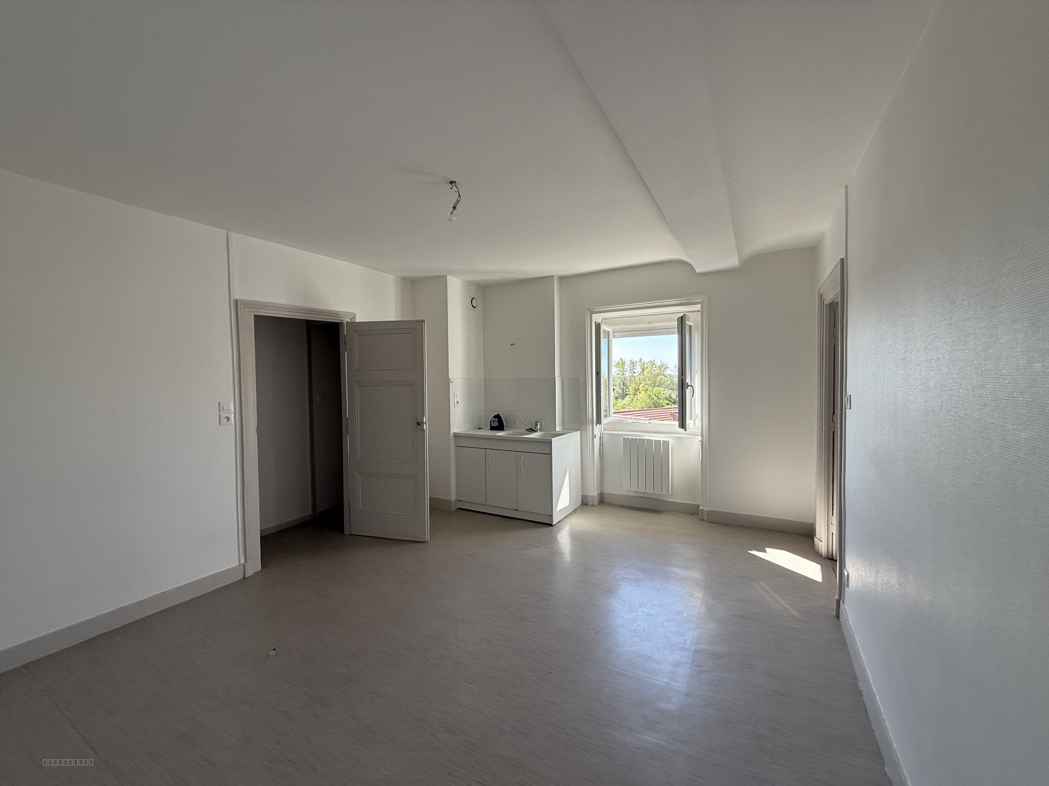 À LOUER   BEL APPARTEMENT FAMILIAL 4 CHAMBRES   VUE SAÔNE — photo 4