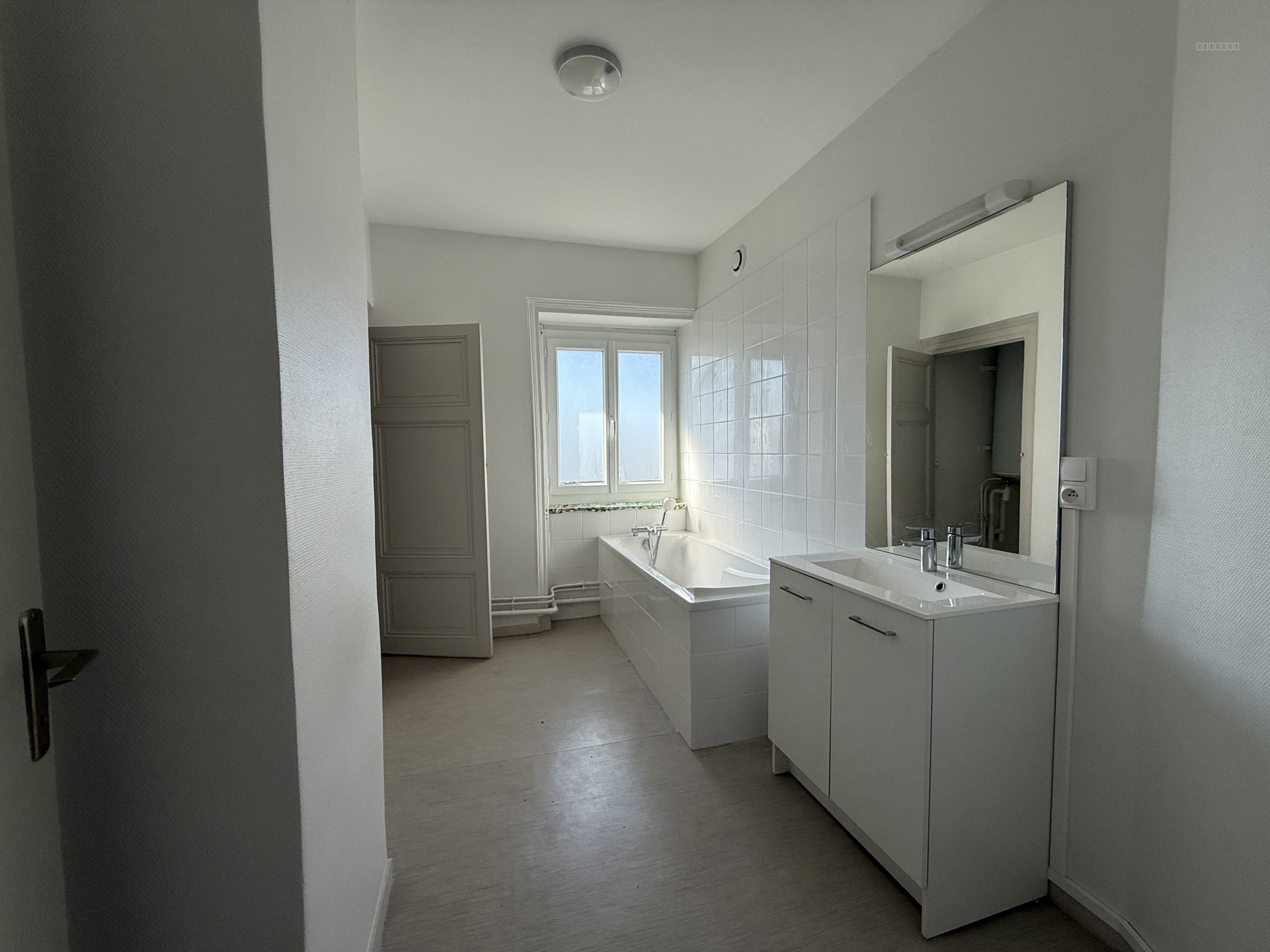 À LOUER   BEL APPARTEMENT FAMILIAL 4 CHAMBRES   VUE SAÔNE — photo 7