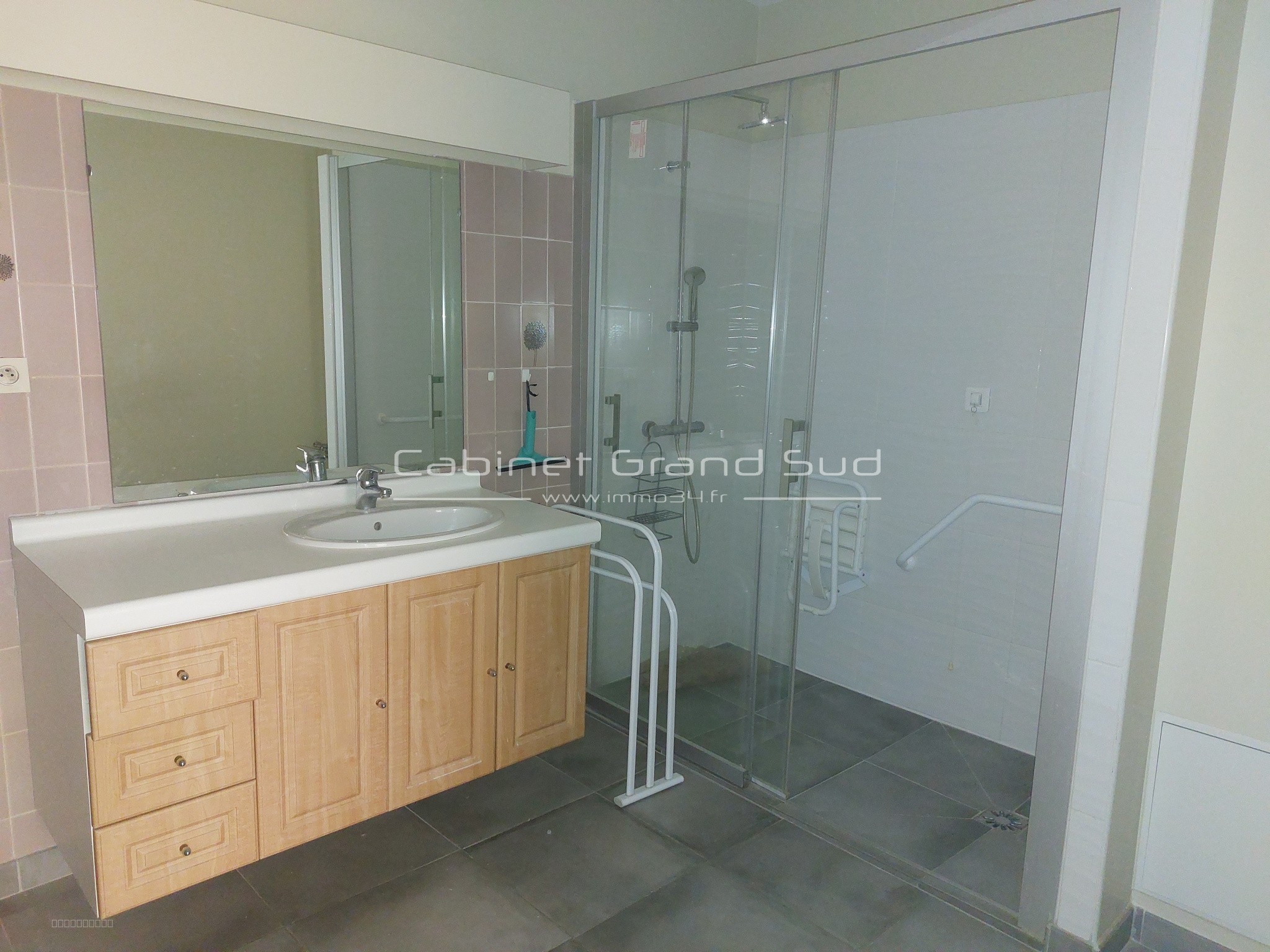 A vendre dans une résidence seniors, appartement  de type 2 avec terrasse — photo 4