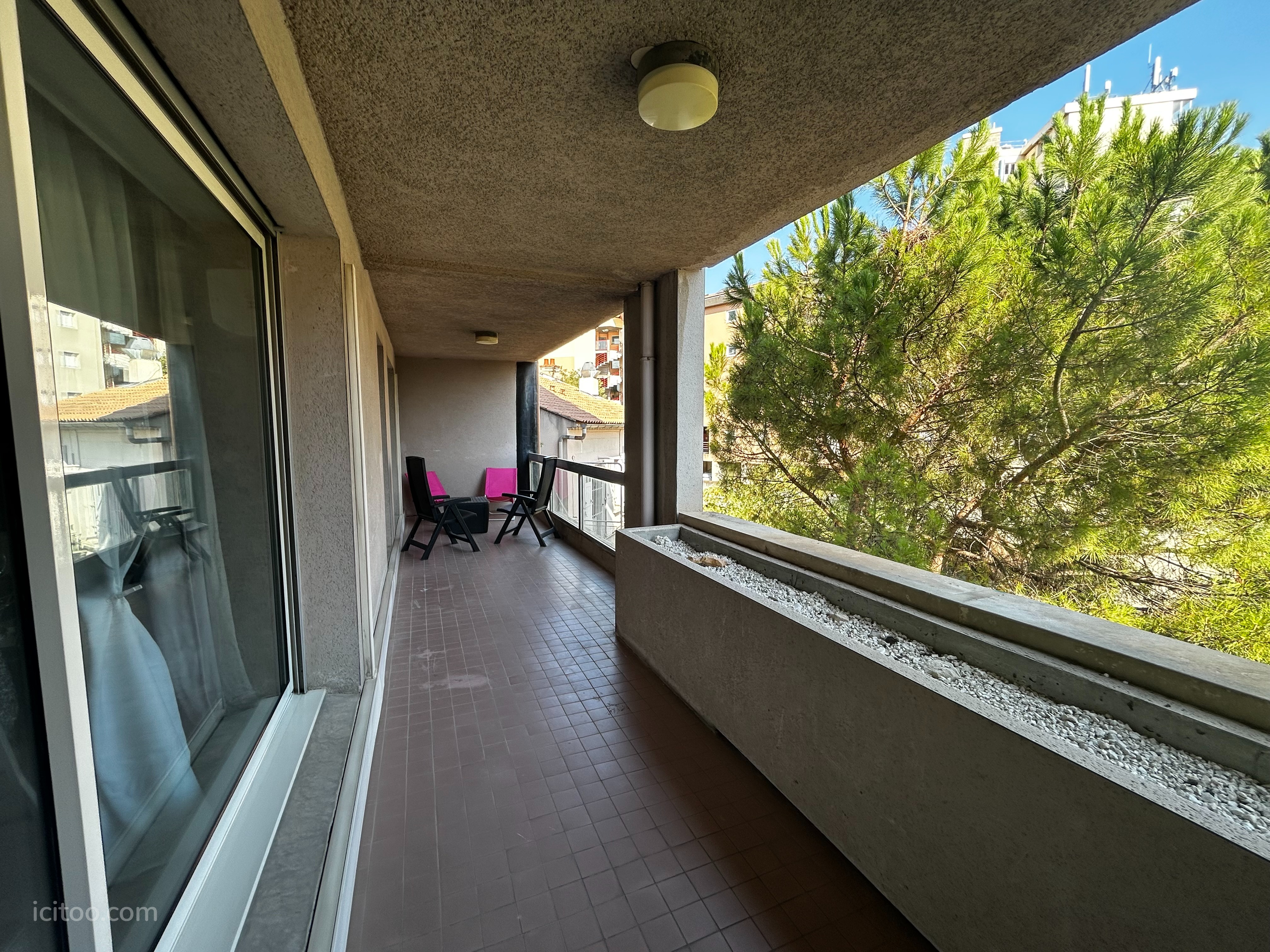 LES ANGLES – Grand T2 rénové de 56,96 m² avec balcon filant, parking et cave aménagée – DESTINATION MIXTE — photo 6