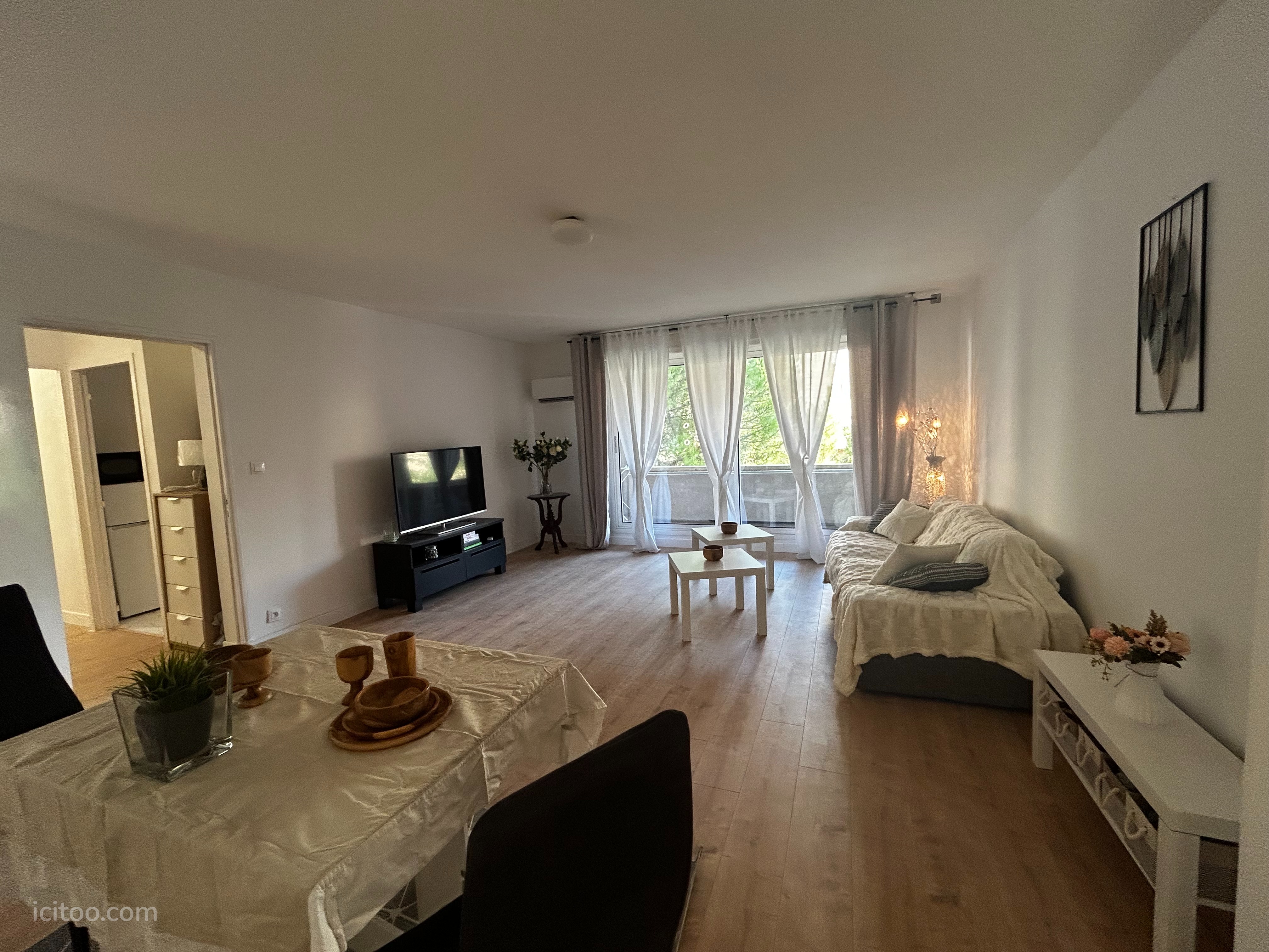Vue d'ensemble de l'appartement T2 à vendre aux Angles, salon, séjour et accès cuisine.